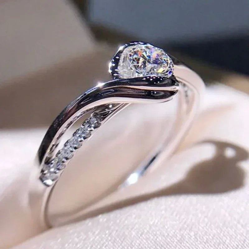 Anel de promessa elegante em prata 925 banhada, solitário com zircão cercado por detalhes de liga de seda, perfeito para noivado e casamento.