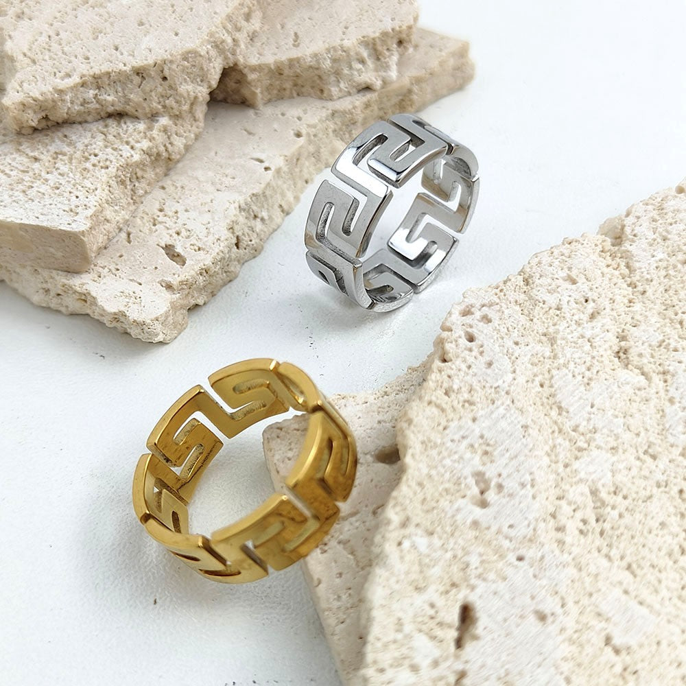 Anéis em aço inoxidável banhados a ouro, elegantes e duráveis. Modelos masculino e feminino, ideais para festas e casamentos.