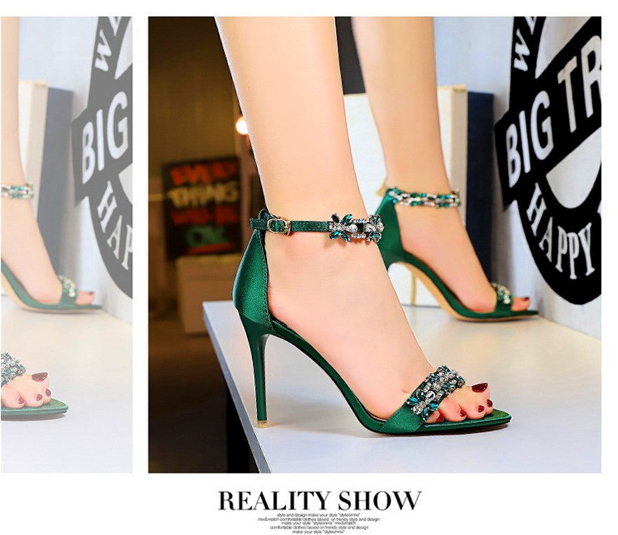 Sandálias femininas de seda macia, dedo aberto, verão 2025 — luxo com cristais, fivela no tornozelo, salto alto elegante, perfeitas para festas, noivas e ocasiões especiais