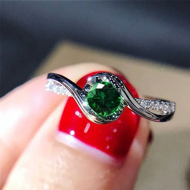 Anel de promessa elegante em prata 925 banhada, solitário com zircão cercado por detalhes de liga de seda, perfeito para noivado e casamento.