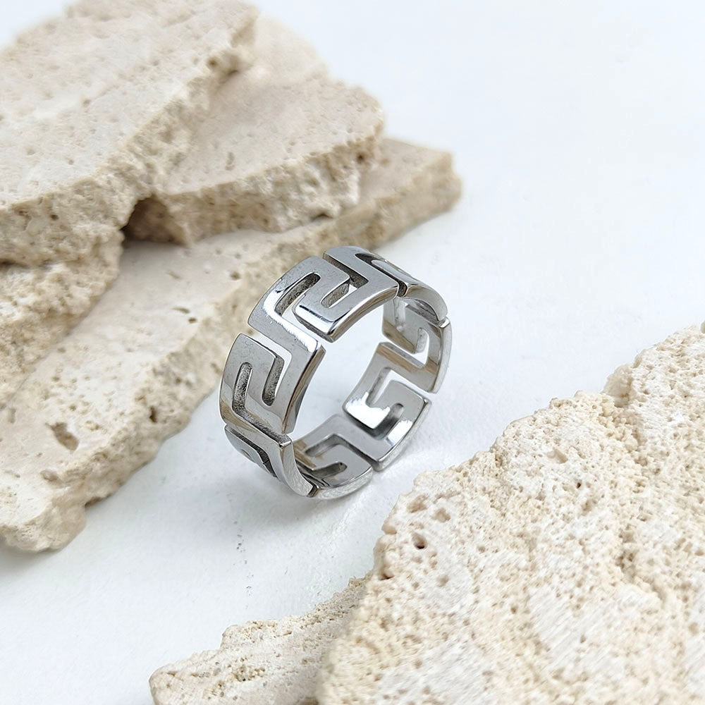 Anéis em aço inoxidável banhados a ouro, elegantes e duráveis. Modelos masculino e feminino, ideais para festas e casamentos.