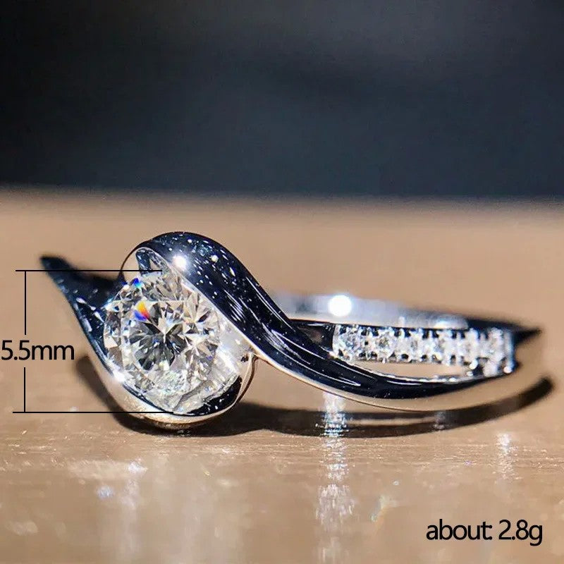 Anel de promessa elegante em prata 925 banhada, solitário com zircão cercado por detalhes de liga de seda, perfeito para noivado e casamento.