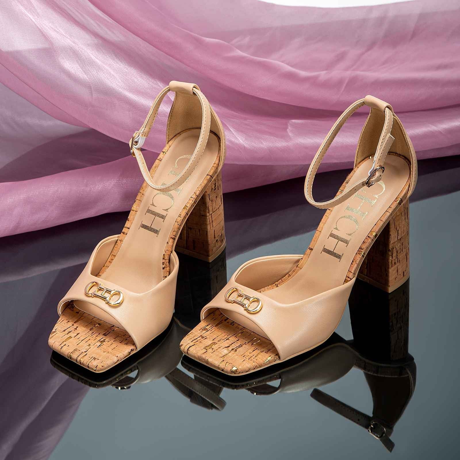 Salto alto feminino com flor metálica – elegância e luxo para festas inesquecíveis!