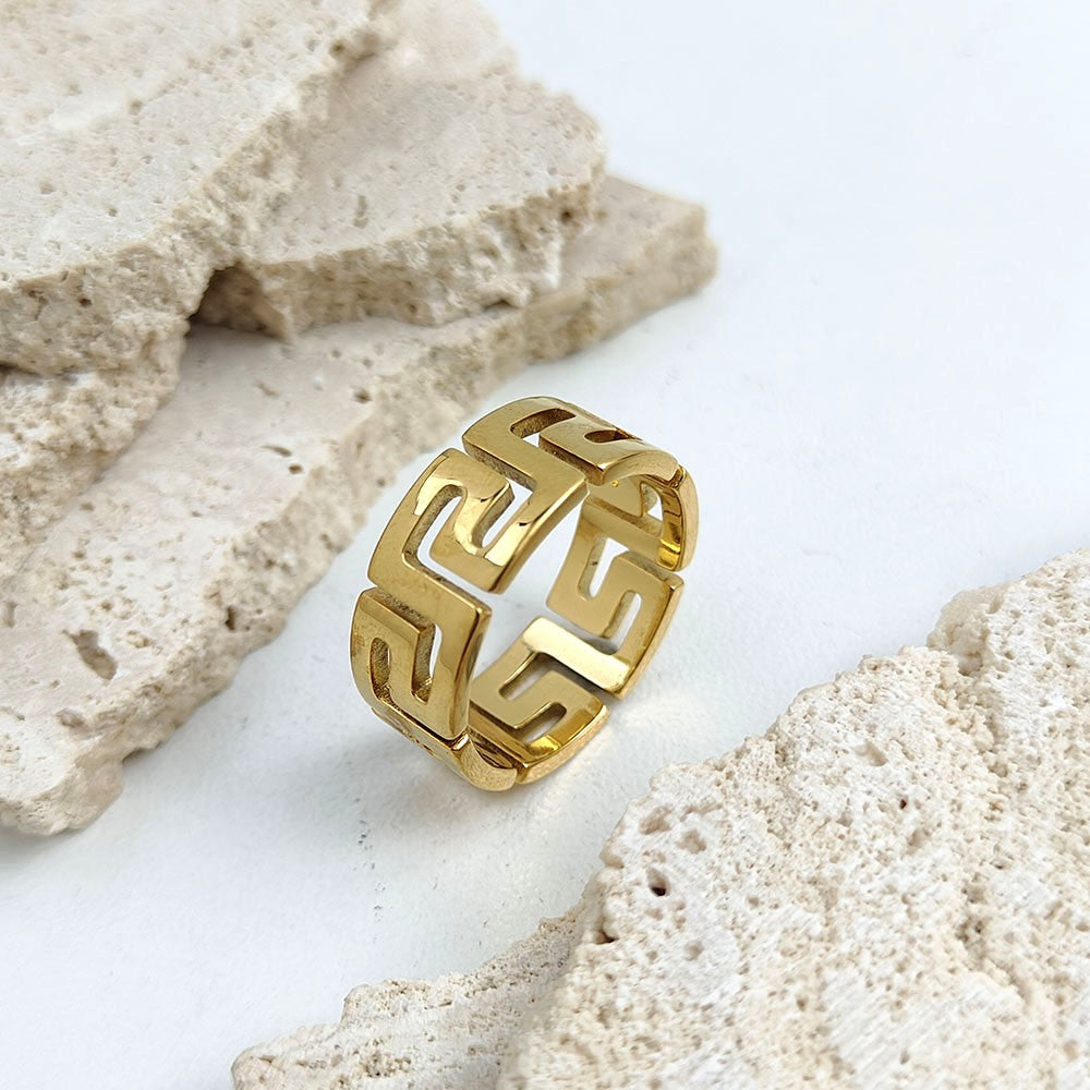 Anéis em aço inoxidável banhados a ouro, elegantes e duráveis. Modelos masculino e feminino, ideais para festas e casamentos.