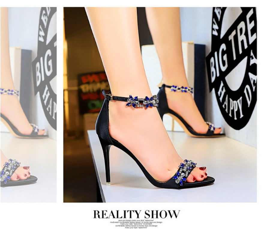 Sandálias femininas de seda macia, dedo aberto, verão 2025 — luxo com cristais, fivela no tornozelo, salto alto elegante, perfeitas para festas, noivas e ocasiões especiais