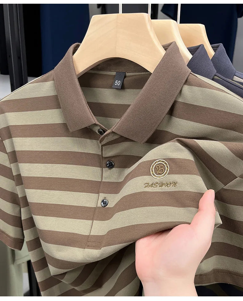 Camiseta masculina de manga curta, listrada e de alta qualidade, perfeita para o verão de 2025. Com bordado da letra "B" da marca de luxo, esta peça é ideal para um look casual e elegante.