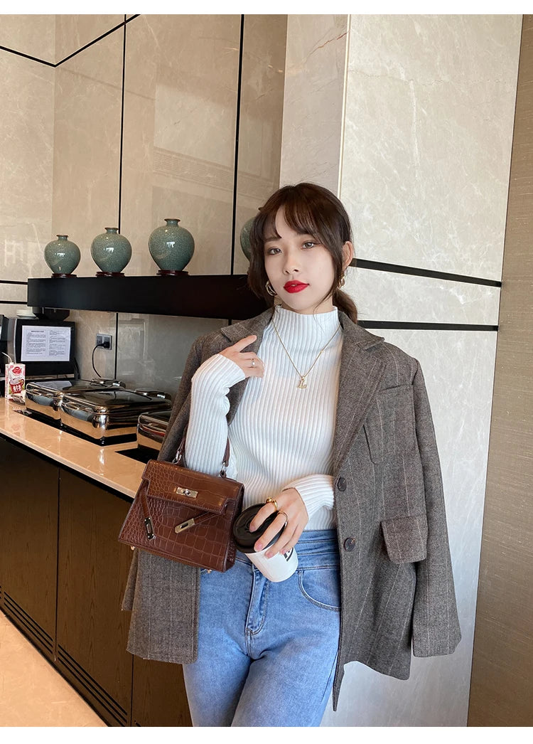 Blusa feminina de malha com manga longa e gola alta, ideal para o inverno. Pulôver fino, perfeito para compor looks modernos.