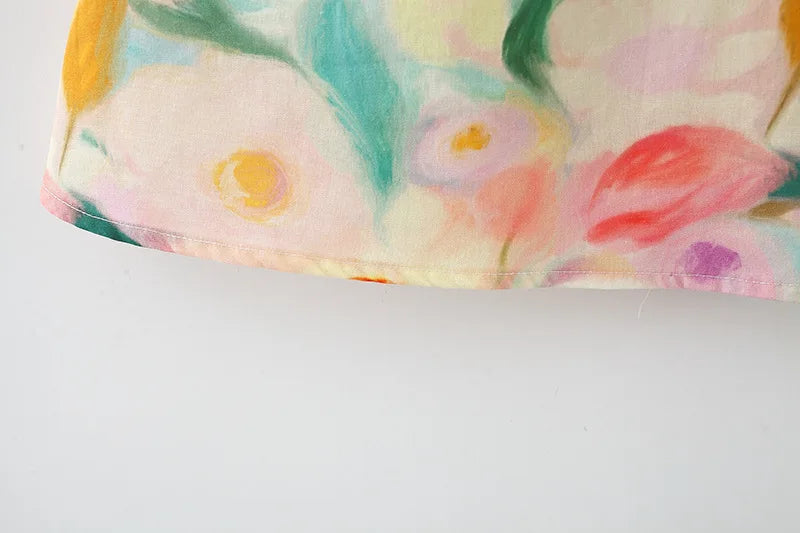 Apresentamos um lindo conjunto de verão para meninas: um vestido de algodão sem mangas com gola de boneca e uma bolsa crossbody combinando, ambas com flores grandes e doces. Perfeito para dias ensolarados!