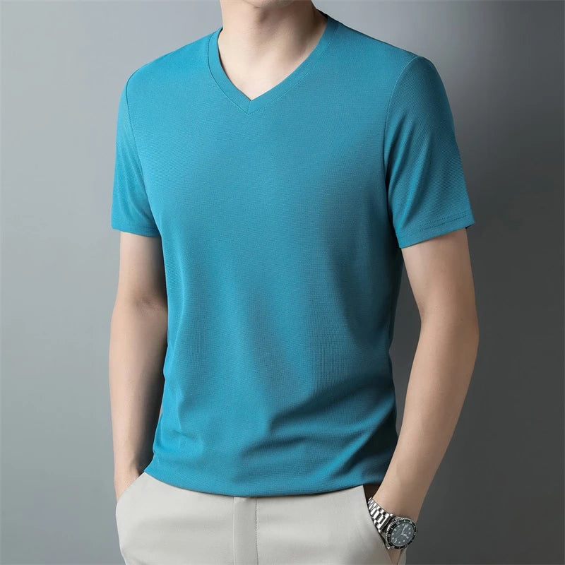 Camiseta masculina de manga curta com decote em V, estilo waffle. Ideal para o verão, é confortável e respirável, disponível em cores sólidas e na moda. Perfeita para compor looks casuais!