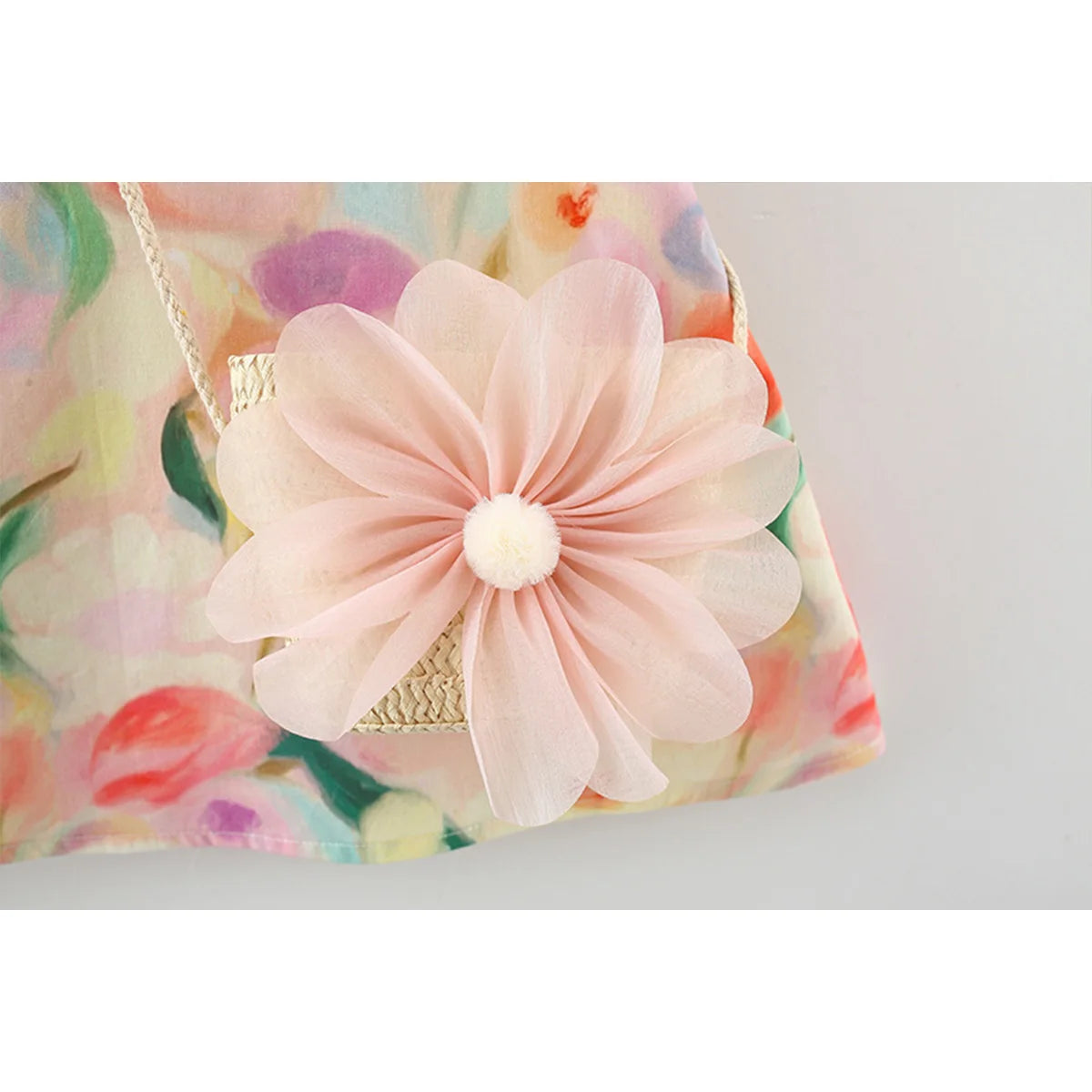 Apresentamos um lindo conjunto de verão para meninas: um vestido de algodão sem mangas com gola de boneca e uma bolsa crossbody combinando, ambas com flores grandes e doces. Perfeito para dias ensolarados!
