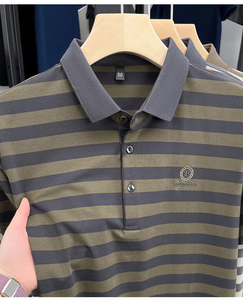 Camiseta masculina de manga curta, listrada e de alta qualidade, perfeita para o verão de 2025. Com bordado da letra "B" da marca de luxo, esta peça é ideal para um look casual e elegante.