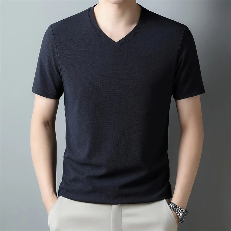 Camiseta masculina de manga curta com decote em V, estilo waffle. Ideal para o verão, é confortável e respirável, disponível em cores sólidas e na moda. Perfeita para compor looks casuais!