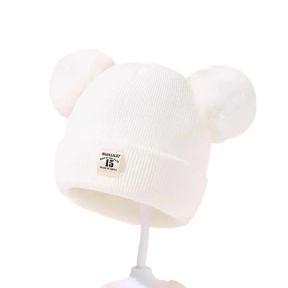 Gorro de lã em cor sólida, ideal para recém-nascidos. Com pompom, é perfeito para o inverno, mantendo os pequenos aquecidos. Disponível para crianças de 0 a 3 anos.