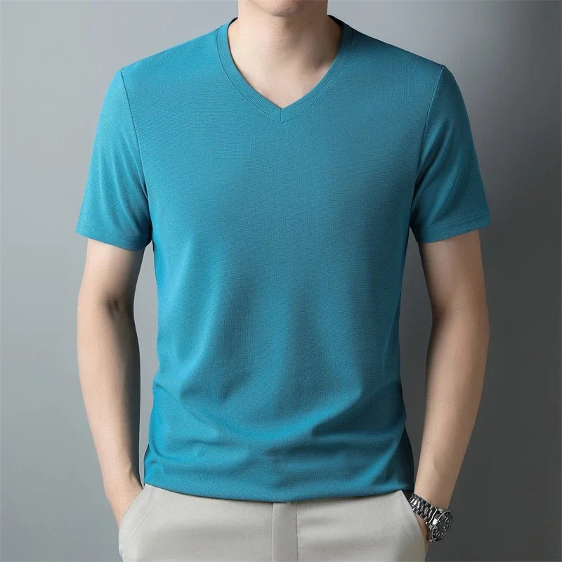 Camiseta masculina de manga curta com decote em V, estilo waffle. Ideal para o verão, é confortável e respirável, disponível em cores sólidas e na moda. Perfeita para compor looks casuais!