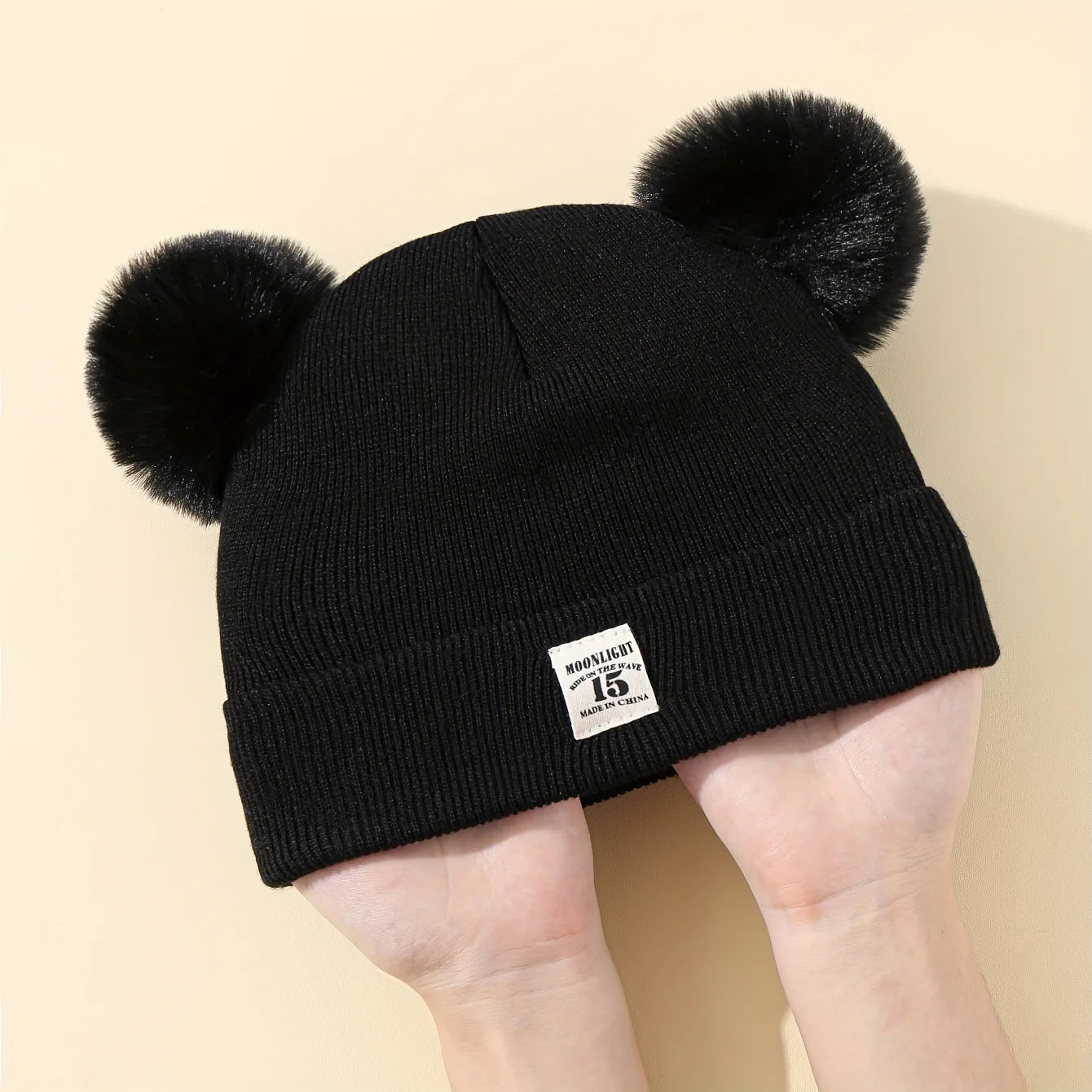 Gorro de lã em cor sólida, ideal para recém-nascidos. Com pompom, é perfeito para o inverno, mantendo os pequenos aquecidos. Disponível para crianças de 0 a 3 anos.