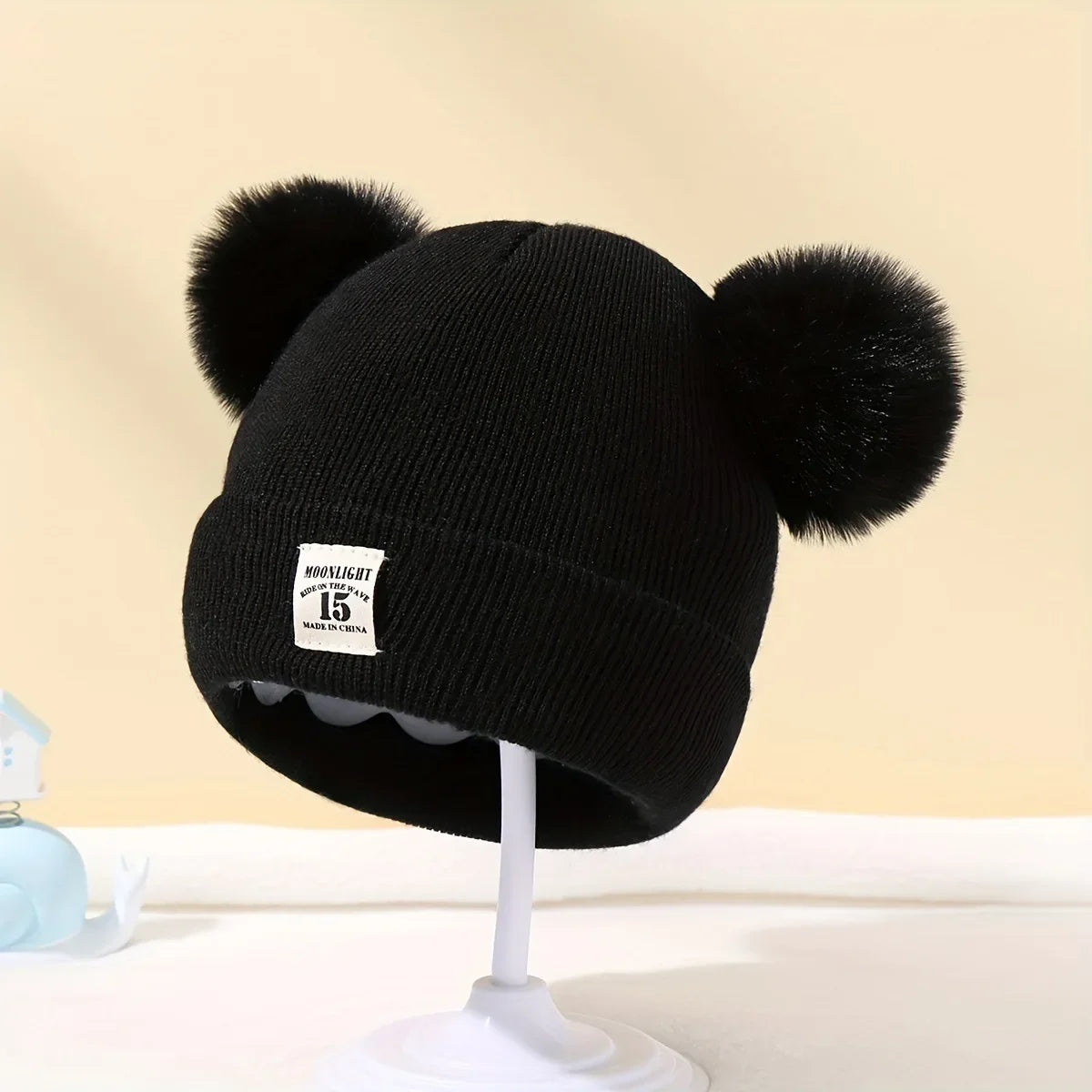 Gorro de lã em cor sólida, ideal para recém-nascidos. Com pompom, é perfeito para o inverno, mantendo os pequenos aquecidos. Disponível para crianças de 0 a 3 anos.