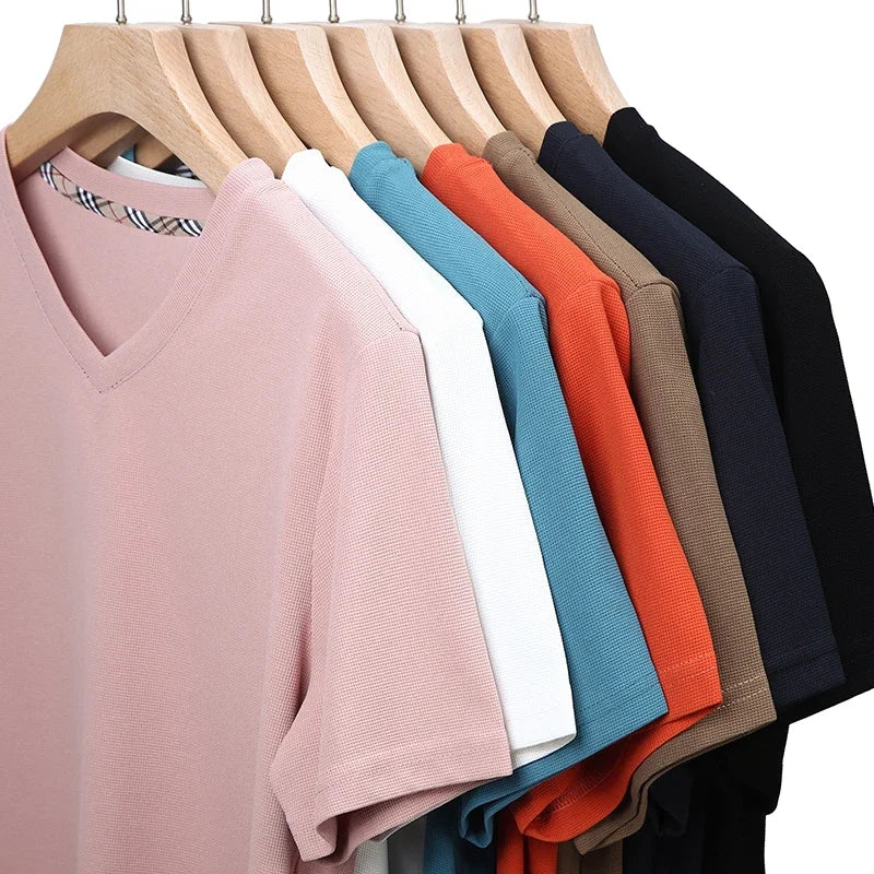 Camiseta masculina de manga curta com decote em V, estilo waffle. Ideal para o verão, é confortável e respirável, disponível em cores sólidas e na moda. Perfeita para compor looks casuais!