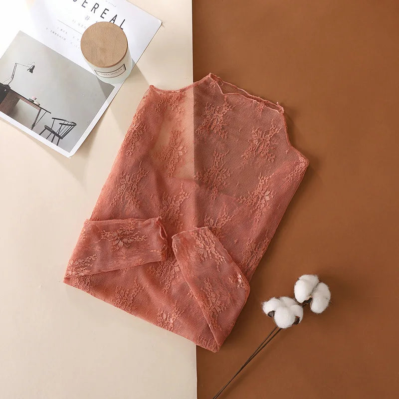 Blusa Feminina Elegante e Sexy, T-shirt de malha feminina com manga longa, detalhe em renda e efeito transparente.