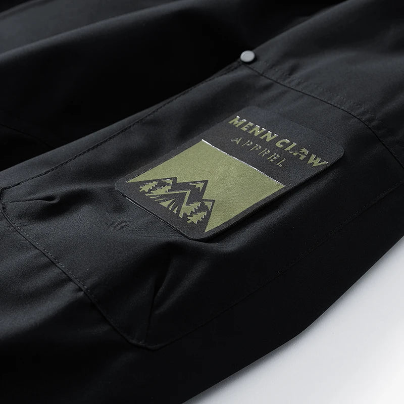 Jaqueta impermeável masculina para atividades ao ar livre, tipo softshell, com zíper e capuz. Ideal para caminhadas e acampamentos, é leve e perfeita para a primavera e outono.