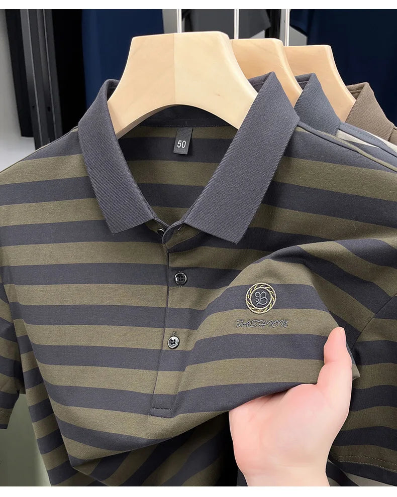 Camiseta masculina de manga curta, listrada e de alta qualidade, perfeita para o verão de 2025. Com bordado da letra "B" da marca de luxo, esta peça é ideal para um look casual e elegante.