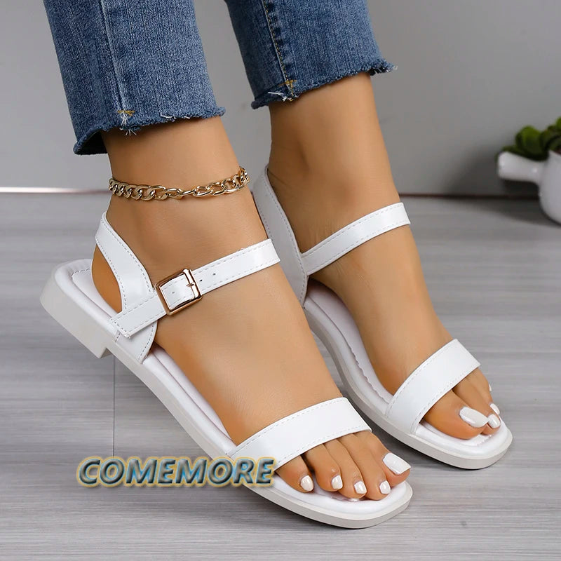 Sandálias de Fivela com Dedo do Pé Aberto. Ideal para o Verão, com Saltos Grossos e Tamanhos Grandes. Perfeitas para a Praia e para Uso Casual, Disponíveis na Cor Branca.