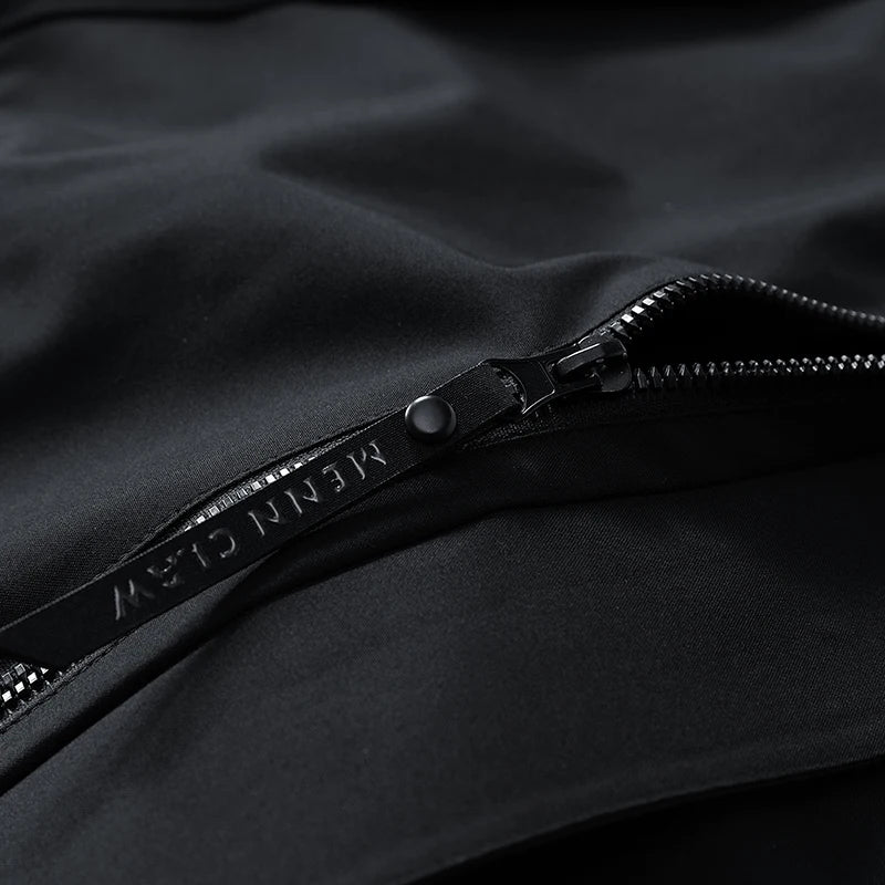 Jaqueta impermeável masculina para atividades ao ar livre, tipo softshell, com zíper e capuz. Ideal para caminhadas e acampamentos, é leve e perfeita para a primavera e outono.