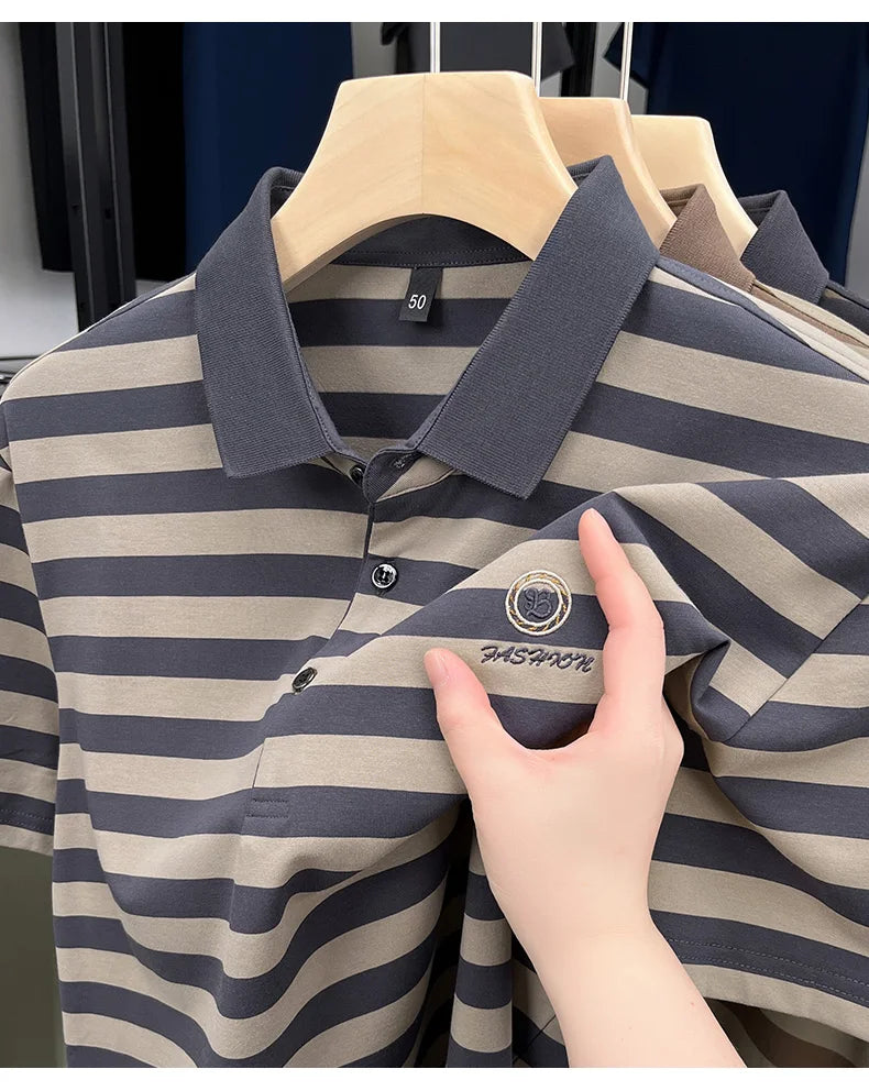 Camiseta masculina de manga curta, listrada e de alta qualidade, perfeita para o verão de 2025. Com bordado da letra "B" da marca de luxo, esta peça é ideal para um look casual e elegante.