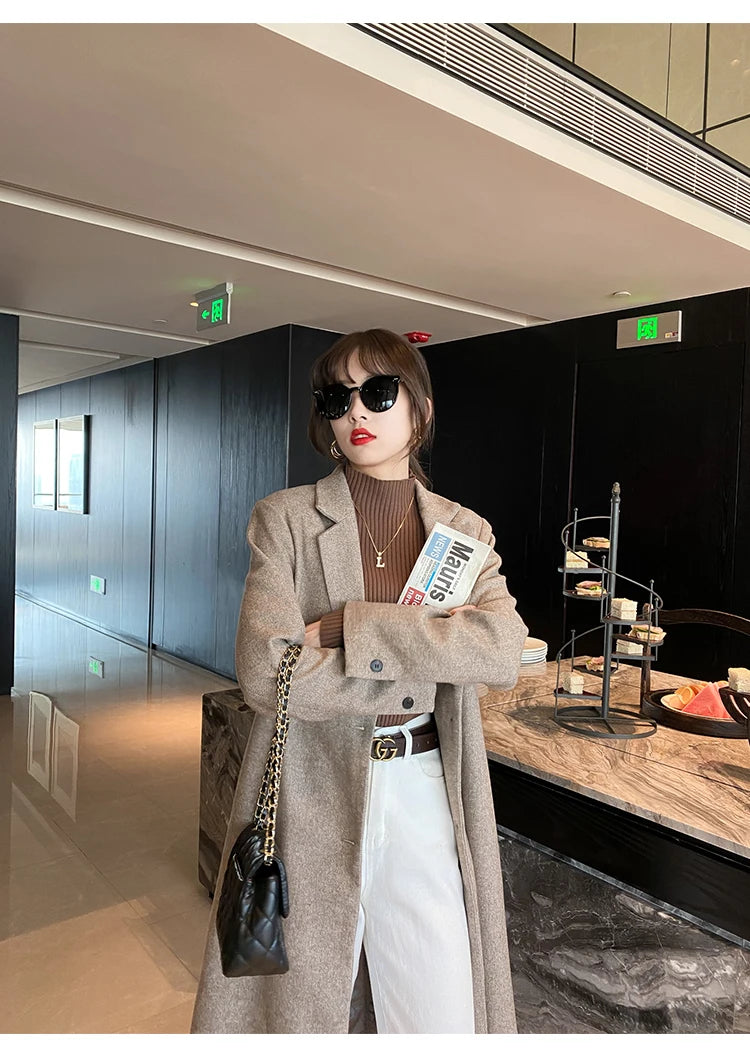 Blusa feminina de malha com manga longa e gola alta, ideal para o inverno. Pulôver fino, perfeito para compor looks modernos.