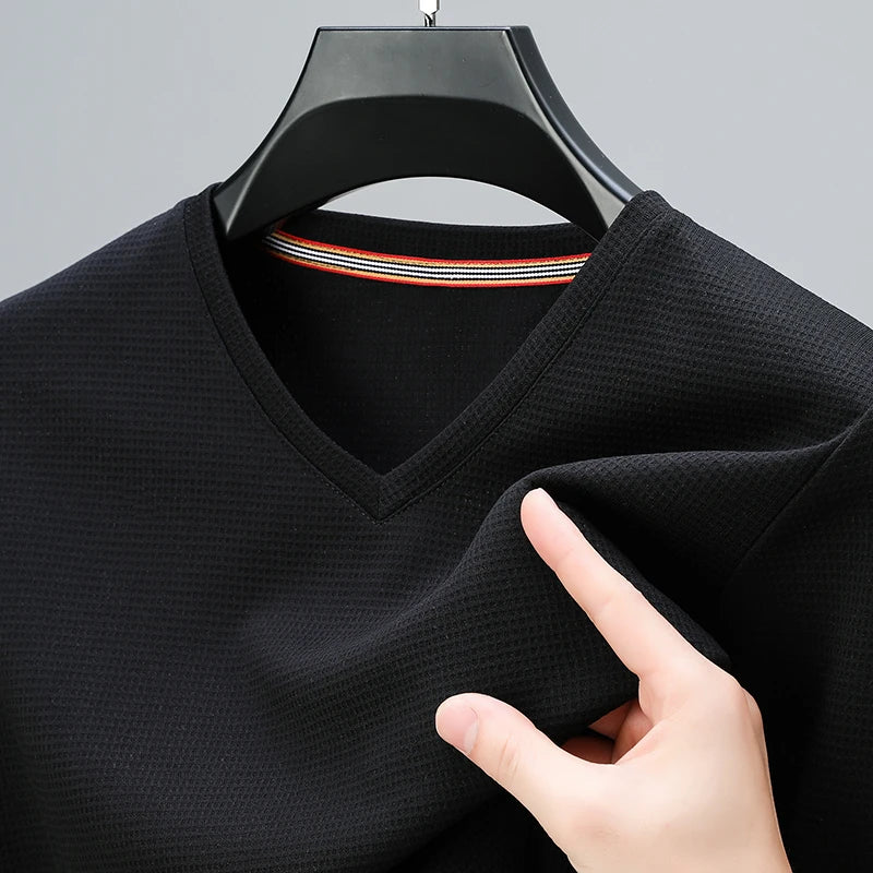 Camiseta masculina de manga curta com decote em V, estilo waffle. Ideal para o verão, é confortável e respirável, disponível em cores sólidas e na moda. Perfeita para compor looks casuais!