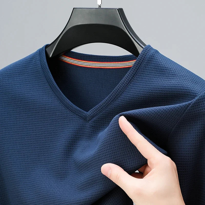 Camiseta masculina de manga curta com decote em V, estilo waffle. Ideal para o verão, é confortável e respirável, disponível em cores sólidas e na moda. Perfeita para compor looks casuais!