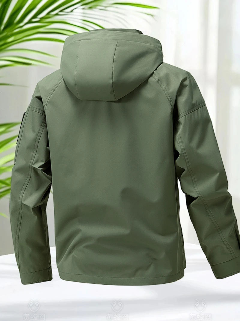 Jaqueta impermeável masculina para atividades ao ar livre, tipo softshell, com zíper e capuz. Ideal para caminhadas e acampamentos, é leve e perfeita para a primavera e outono.