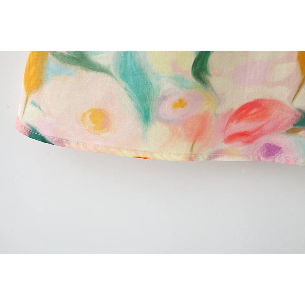 Apresentamos um lindo conjunto de verão para meninas: um vestido de algodão sem mangas com gola de boneca e uma bolsa crossbody combinando, ambas com flores grandes e doces. Perfeito para dias ensolarados!