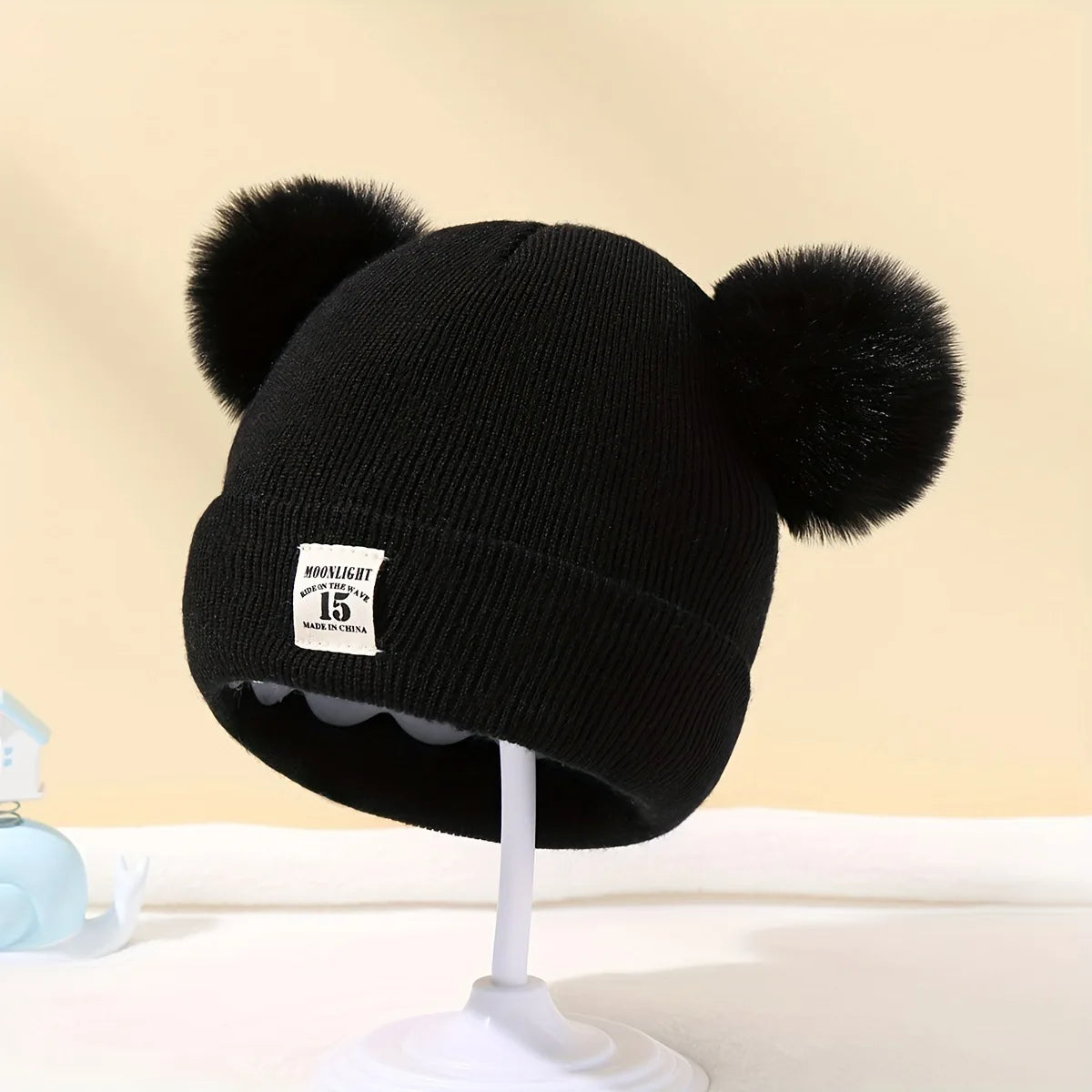 Gorro de lã em cor sólida, ideal para recém-nascidos. Com pompom, é perfeito para o inverno, mantendo os pequenos aquecidos. Disponível para crianças de 0 a 3 anos.