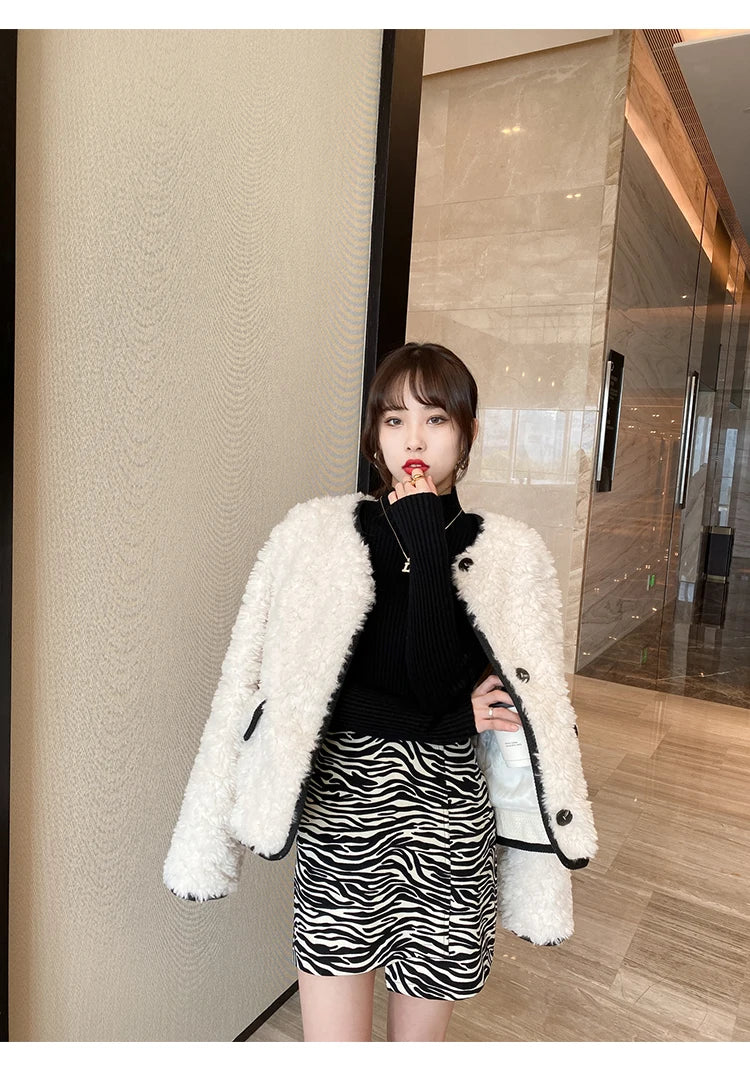 Blusa feminina de malha com manga longa e gola alta, ideal para o inverno. Pulôver fino, perfeito para compor looks modernos.