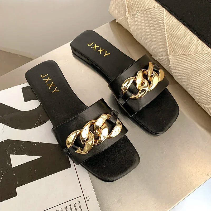 2024: Nova Moda Feminina - Chinelos de Dedo com Ponta Quadrada, Chinelos Planos, Sandálias de Praia, Flip Flops com Decoração de Metal, Sapatos Casuais.