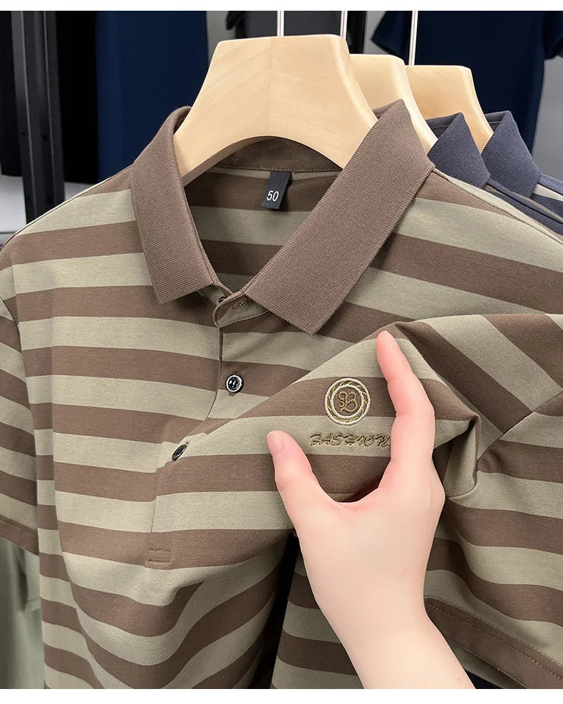 Camiseta masculina de manga curta, listrada e de alta qualidade, perfeita para o verão de 2025. Com bordado da letra "B" da marca de luxo, esta peça é ideal para um look casual e elegante.