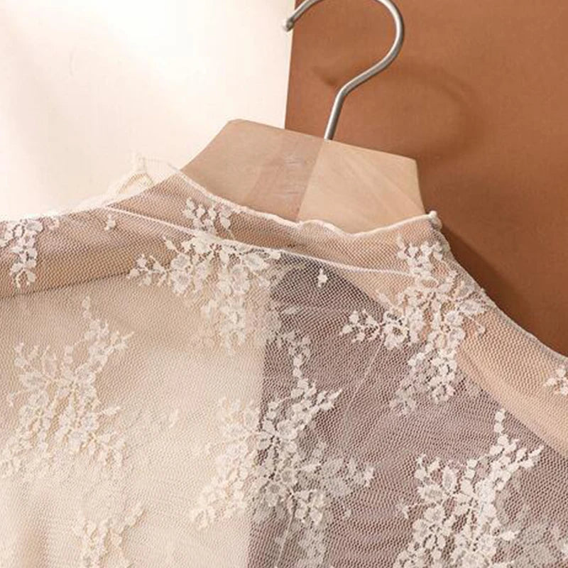 Blusa Feminina Elegante e Sexy, T-shirt de malha feminina com manga longa, detalhe em renda e efeito transparente.