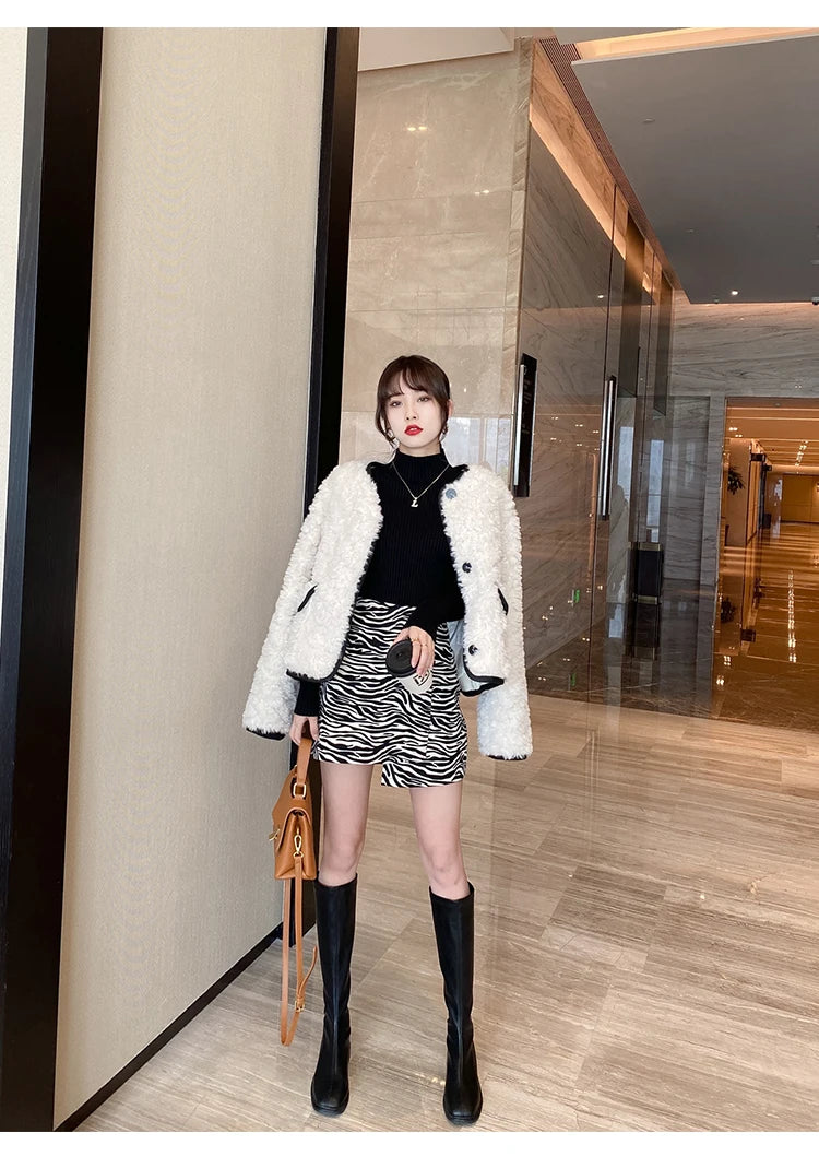 Blusa feminina de malha com manga longa e gola alta, ideal para o inverno. Pulôver fino, perfeito para compor looks modernos.