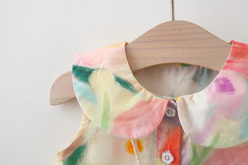 Apresentamos um lindo conjunto de verão para meninas: um vestido de algodão sem mangas com gola de boneca e uma bolsa crossbody combinando, ambas com flores grandes e doces. Perfeito para dias ensolarados!