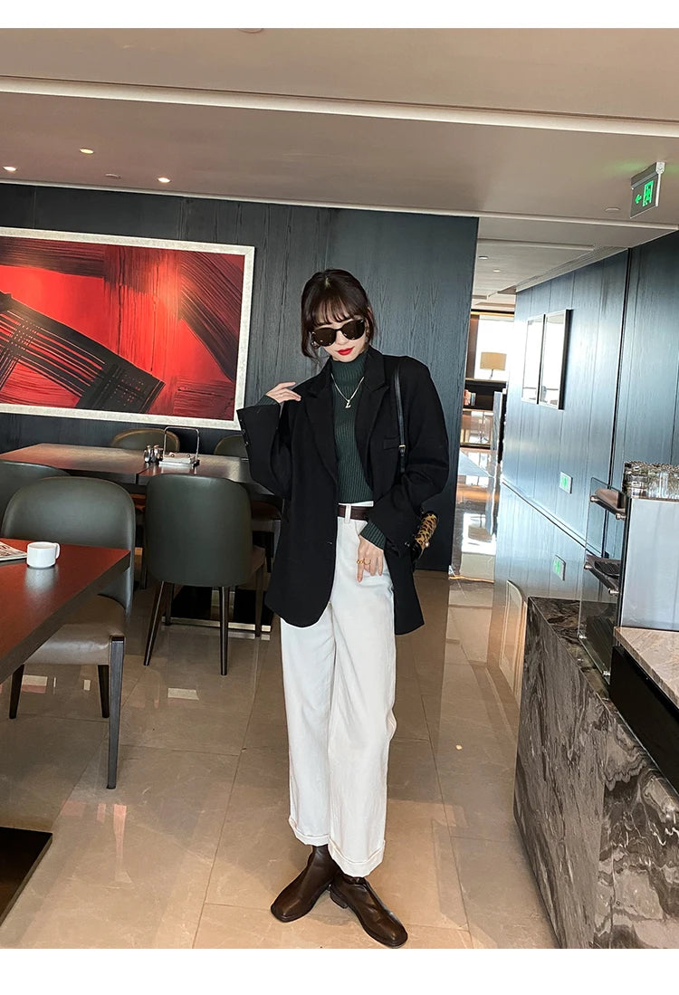 Blusa feminina de malha com manga longa e gola alta, ideal para o inverno. Pulôver fino, perfeito para compor looks modernos.