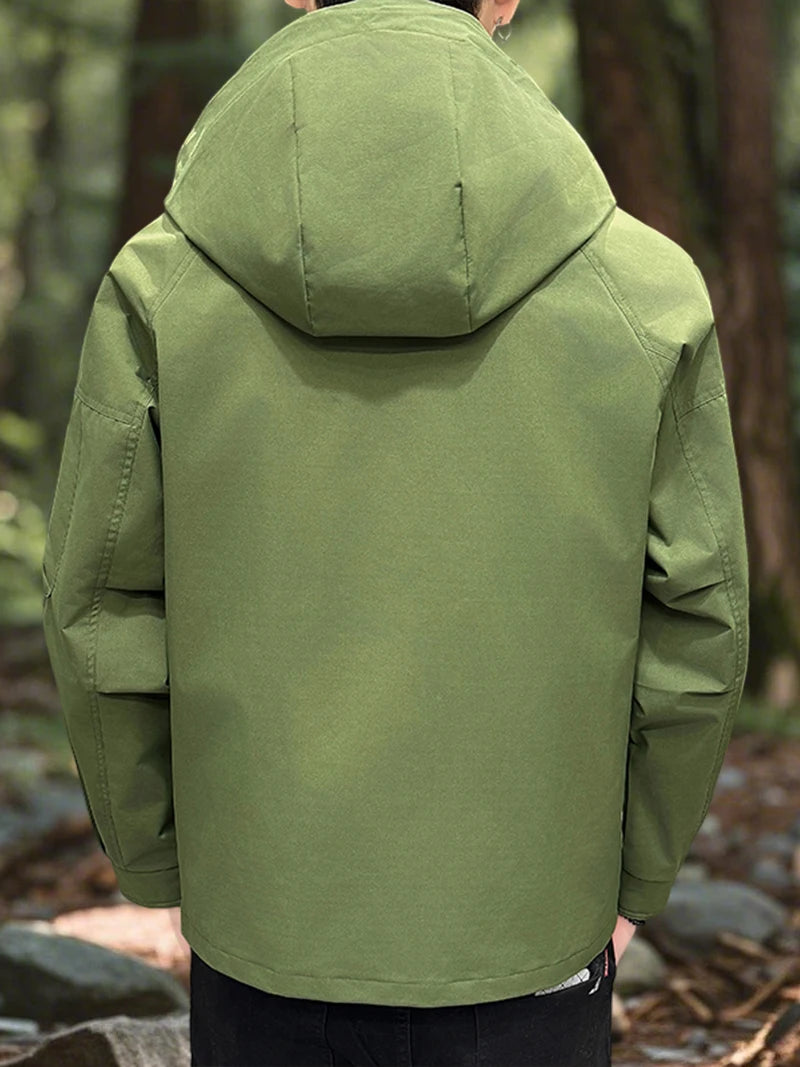 Jaqueta impermeável masculina para atividades ao ar livre, tipo softshell, com zíper e capuz. Ideal para caminhadas e acampamentos, é leve e perfeita para a primavera e outono.