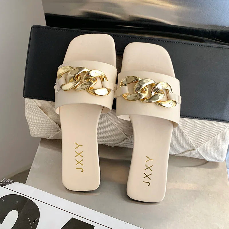 2024: Nova Moda Feminina - Chinelos de Dedo com Ponta Quadrada, Chinelos Planos, Sandálias de Praia, Flip Flops com Decoração de Metal, Sapatos Casuais.