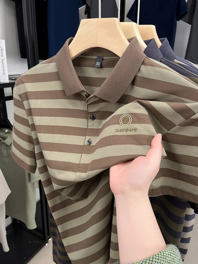 Camiseta masculina de manga curta, listrada e de alta qualidade, perfeita para o verão de 2025. Com bordado da letra "B" da marca de luxo, esta peça é ideal para um look casual e elegante.