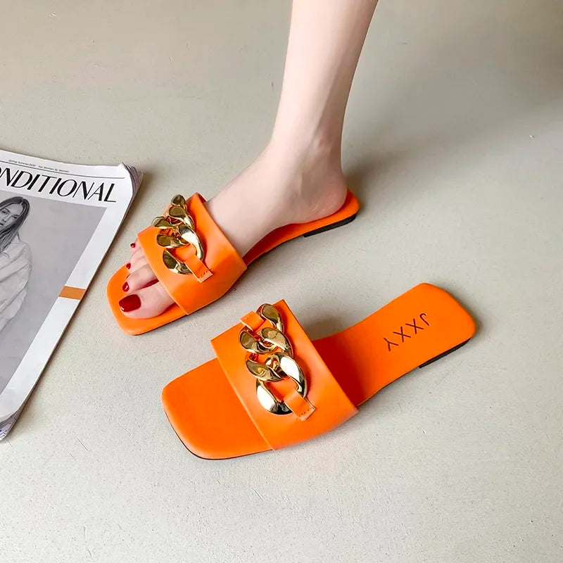 2024: Nova Moda Feminina - Chinelos de Dedo com Ponta Quadrada, Chinelos Planos, Sandálias de Praia, Flip Flops com Decoração de Metal, Sapatos Casuais.