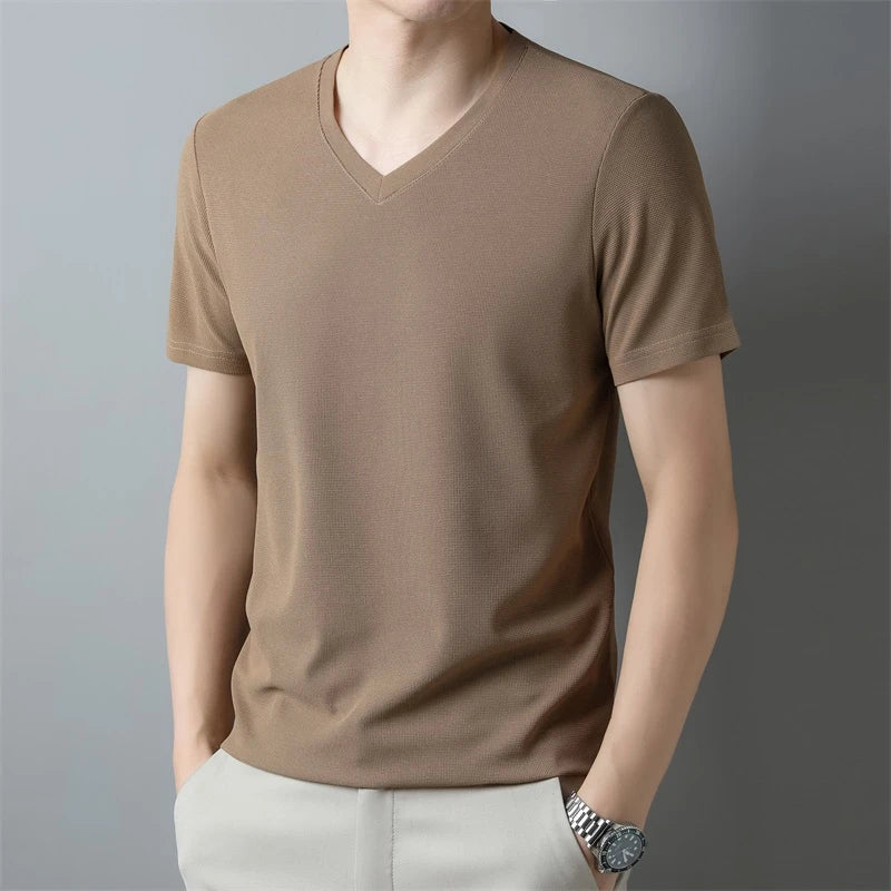Camiseta masculina de manga curta com decote em V, estilo waffle. Ideal para o verão, é confortável e respirável, disponível em cores sólidas e na moda. Perfeita para compor looks casuais!