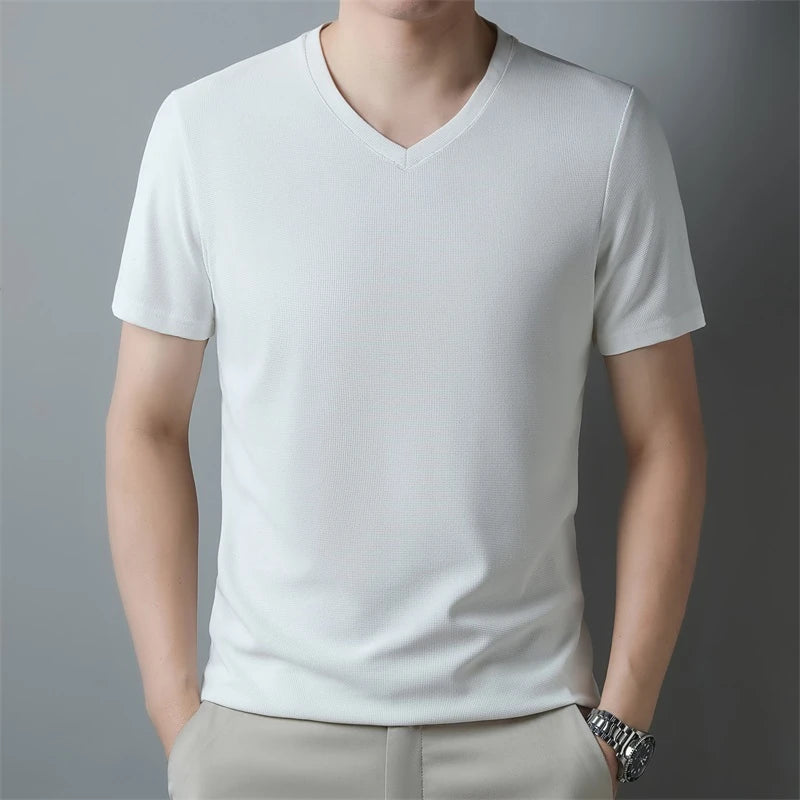 Camiseta masculina de manga curta com decote em V, estilo waffle. Ideal para o verão, é confortável e respirável, disponível em cores sólidas e na moda. Perfeita para compor looks casuais!