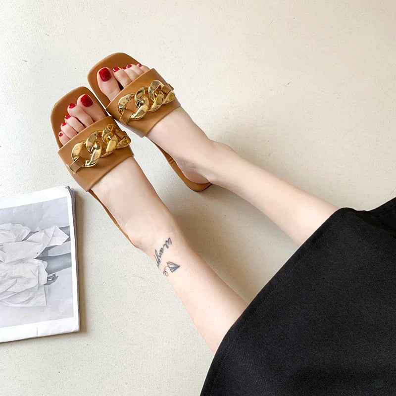 2024: Nova Moda Feminina - Chinelos de Dedo com Ponta Quadrada, Chinelos Planos, Sandálias de Praia, Flip Flops com Decoração de Metal, Sapatos Casuais.