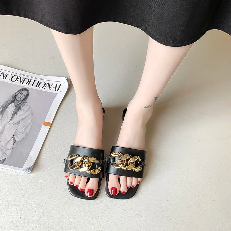 2024: Nova Moda Feminina - Chinelos de Dedo com Ponta Quadrada, Chinelos Planos, Sandálias de Praia, Flip Flops com Decoração de Metal, Sapatos Casuais.