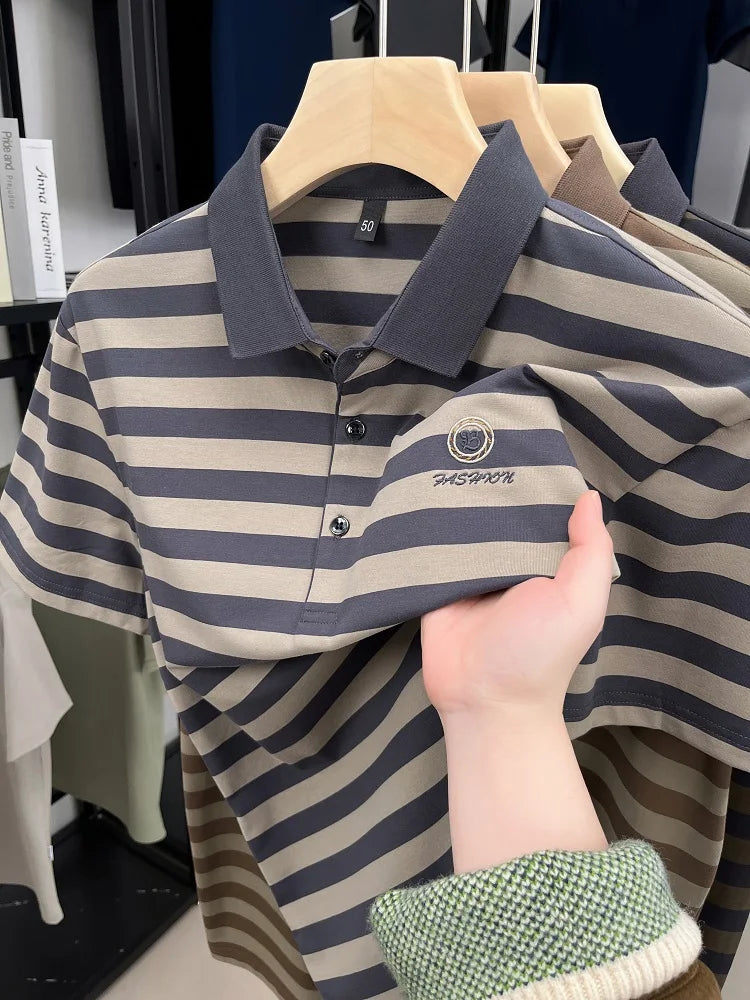 Camiseta masculina de manga curta, listrada e de alta qualidade, perfeita para o verão de 2025. Com bordado da letra "B" da marca de luxo, esta peça é ideal para um look casual e elegante.