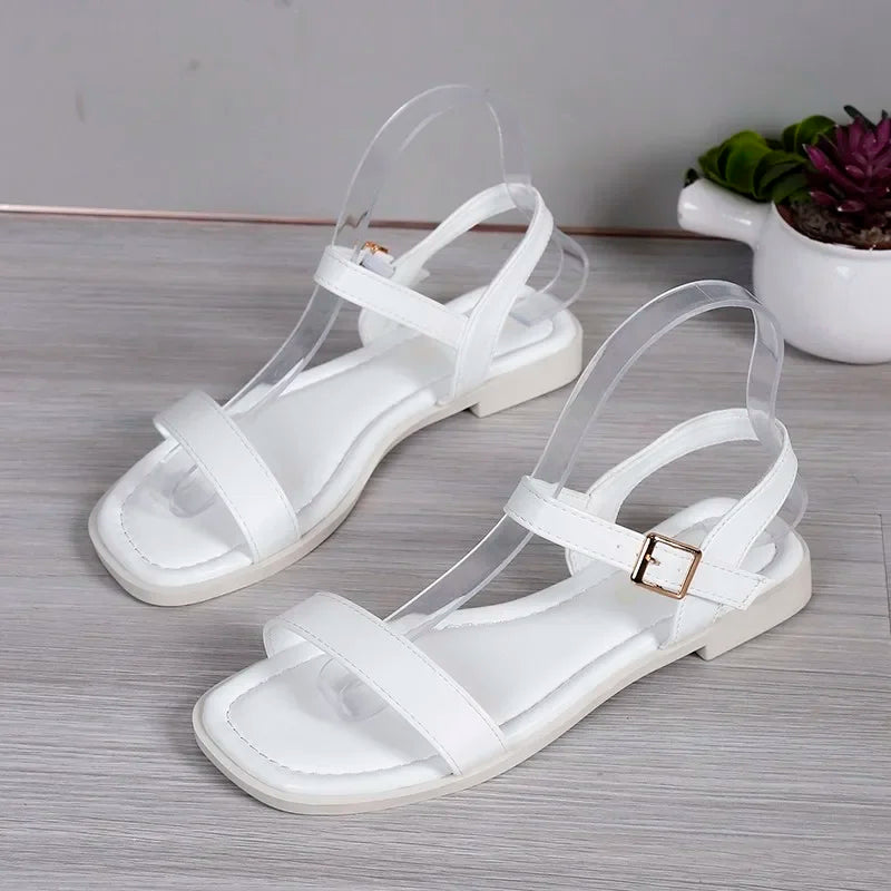 Sandálias de Fivela com Dedo do Pé Aberto. Ideal para o Verão, com Saltos Grossos e Tamanhos Grandes. Perfeitas para a Praia e para Uso Casual, Disponíveis na Cor Branca.